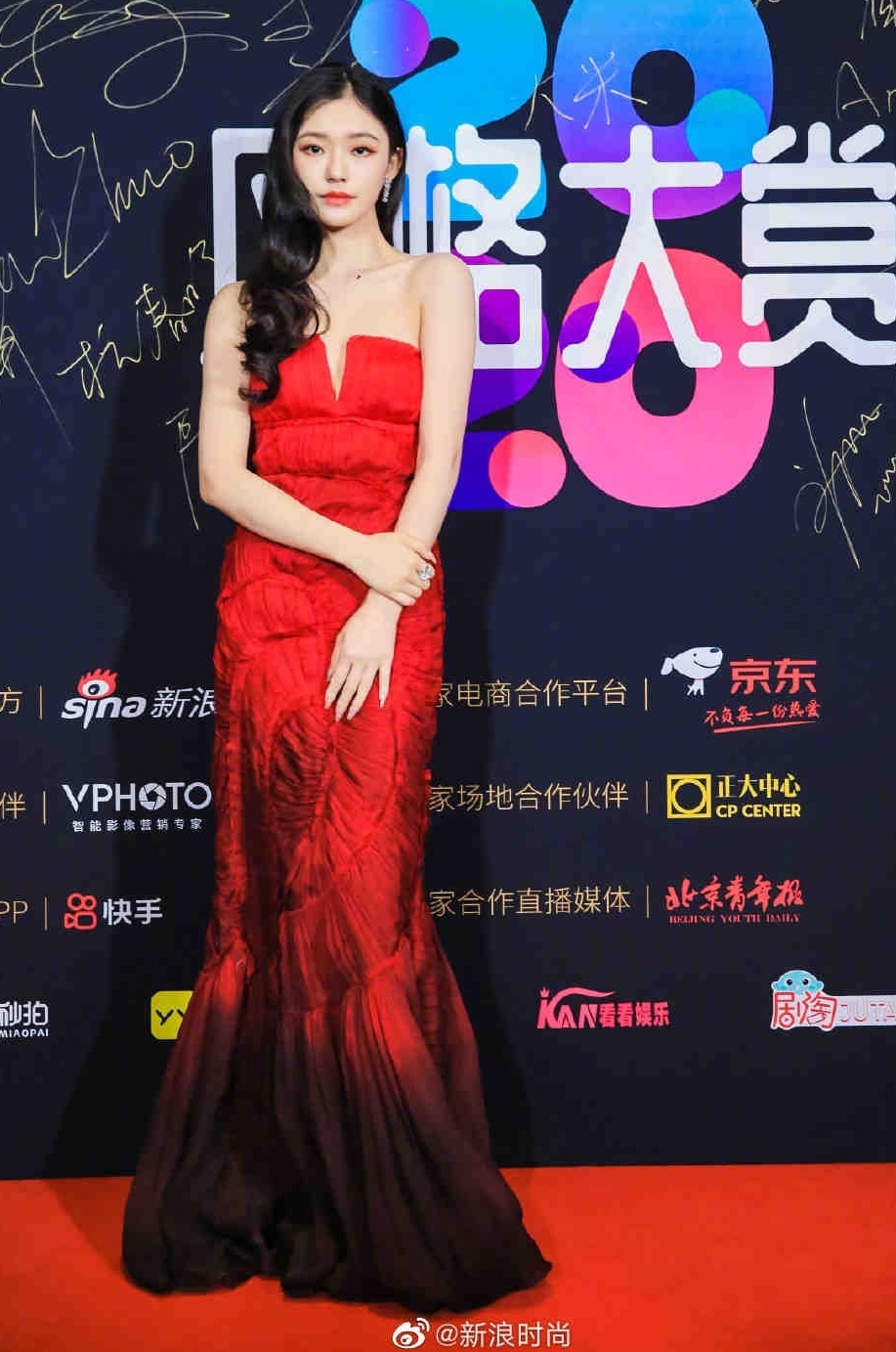 My nhan Hoa ngu khoe vai tran anh 4