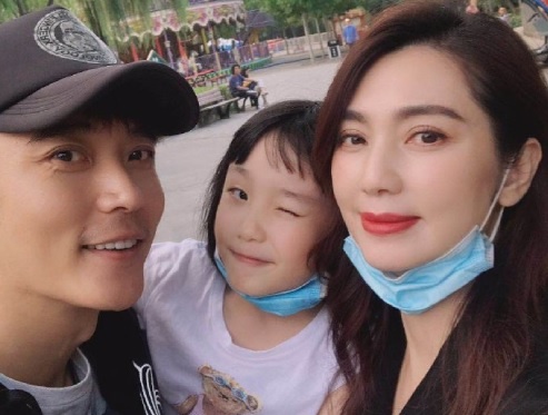 Vo chong Hong Han han gan sau ran nut hinh anh