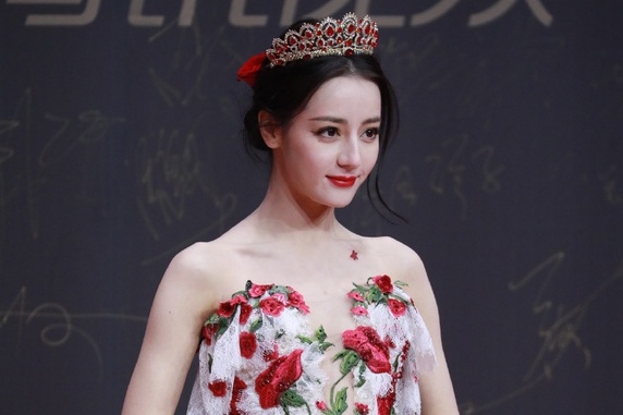 Dich Le Nhiet Ba va cac sao nu mang giay the thao di tham do hinh anh