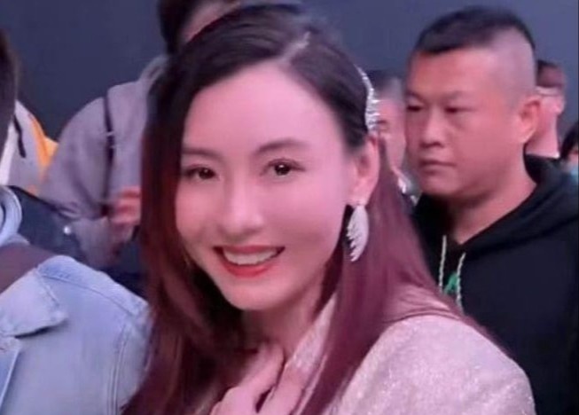 Truong Ba Chi bi che co giong hat tham hoa hinh anh