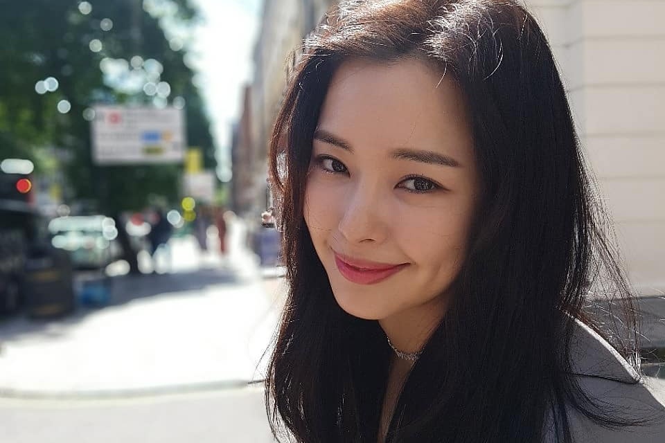 Nhan sac doi thuong cua Hoa hau Honey Lee hinh anh