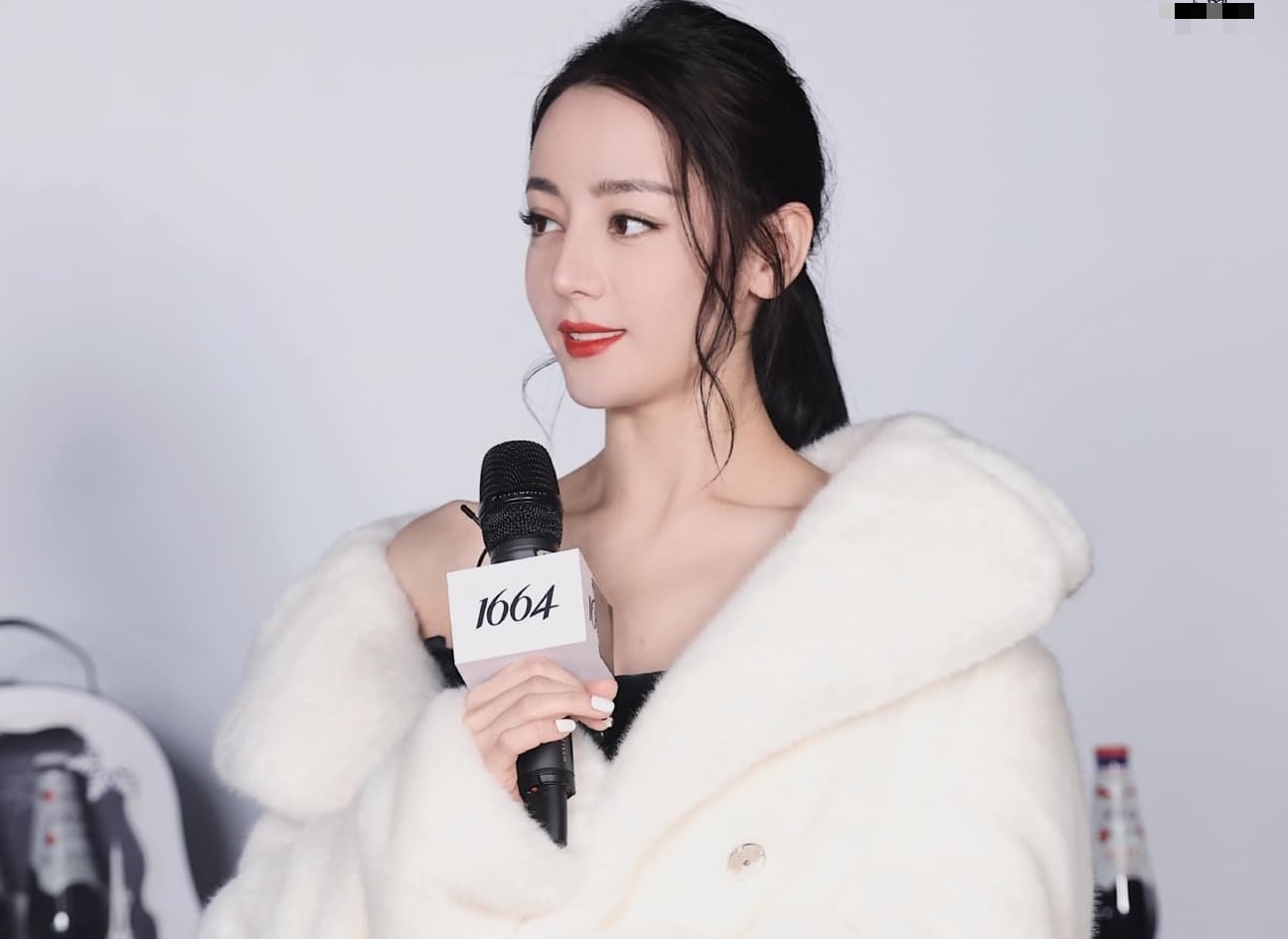 Dich Le Nhiet Ba noi bat trong su kien dau nam hinh anh