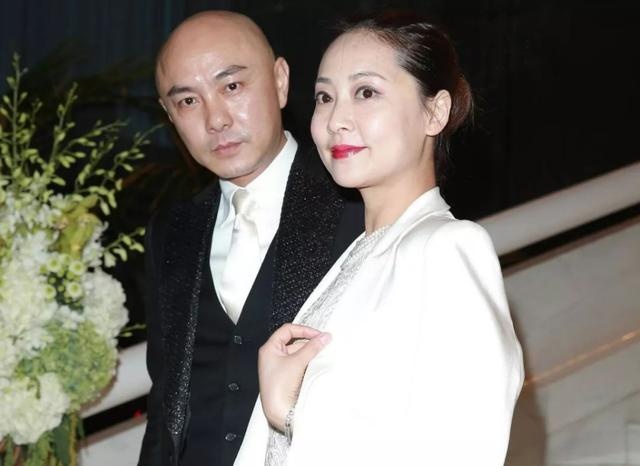 Vo chong Truong Ve Kien khong gap nhau mot nam qua hinh anh