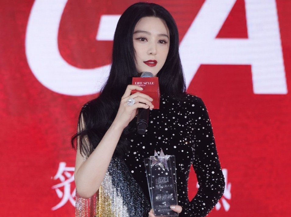 Pham Bang Bang bi tranh ne tren san khau hinh anh