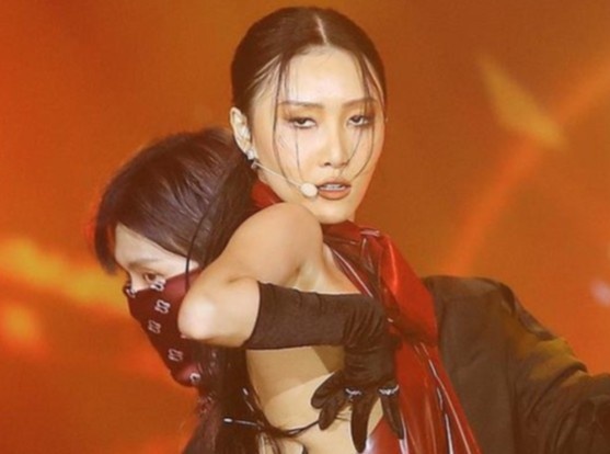 Nu than tuong Han Quoc gay tranh cai ve trang phuc hinh anh