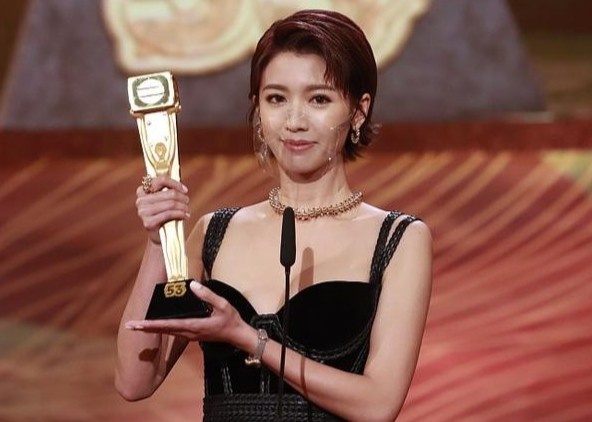 A hau Thai Tu Boi gay tranh cai khi doat giai Thi hau TVB 2020 hinh anh