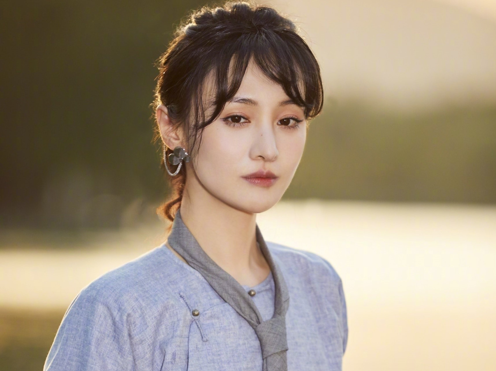 Trinh Sang cui mat khi xuat hien tai san bay hinh anh