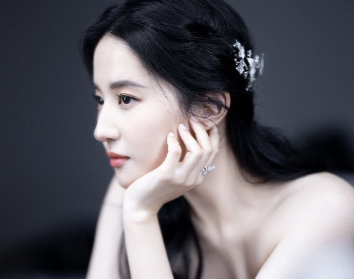 Vi sao Luu Diec Phi bi che gieu ngoai hinh? hinh anh