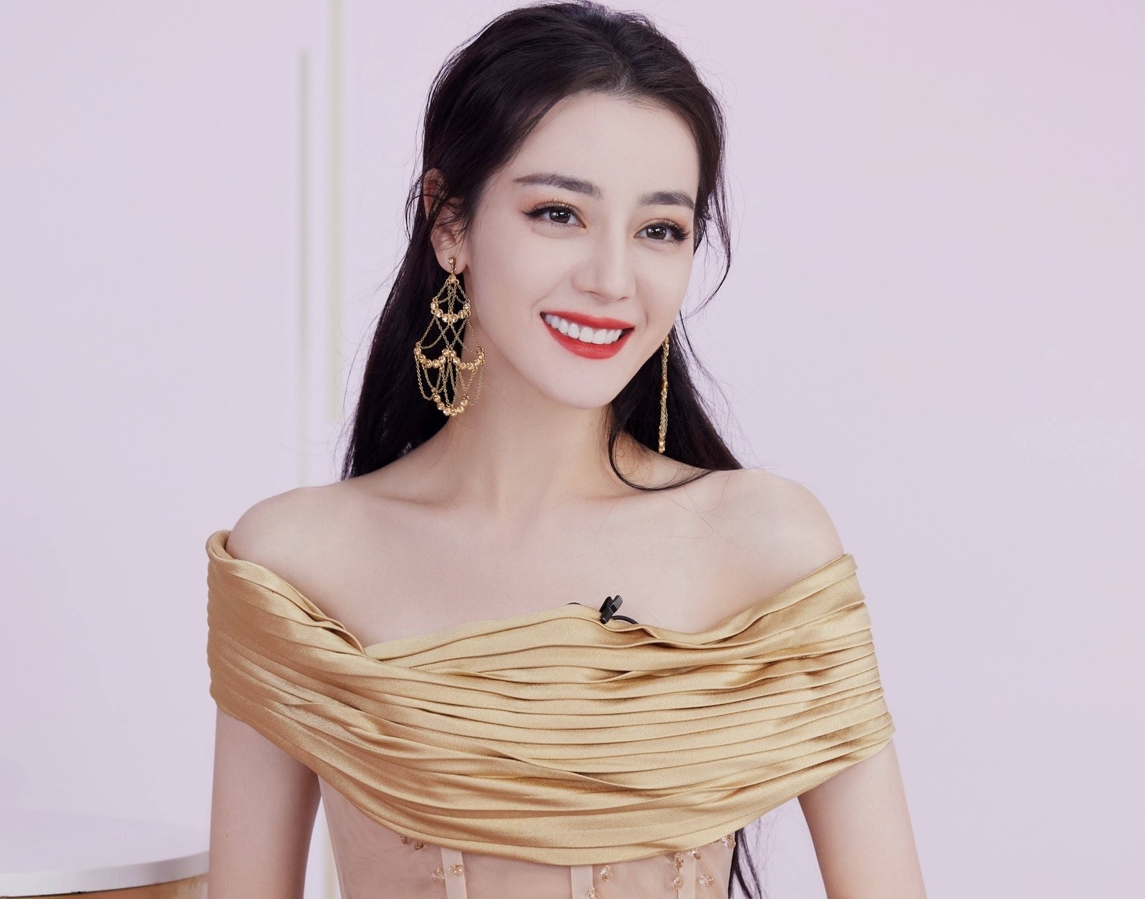 Trang phuc ton loi the vong eo cua Dich Le Nhiet Ba hinh anh