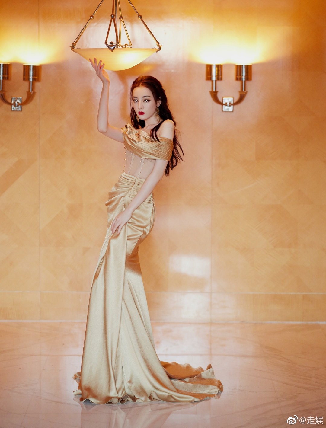 Vong eo 63 cm cua Dich Le Nhiet Ba anh 4