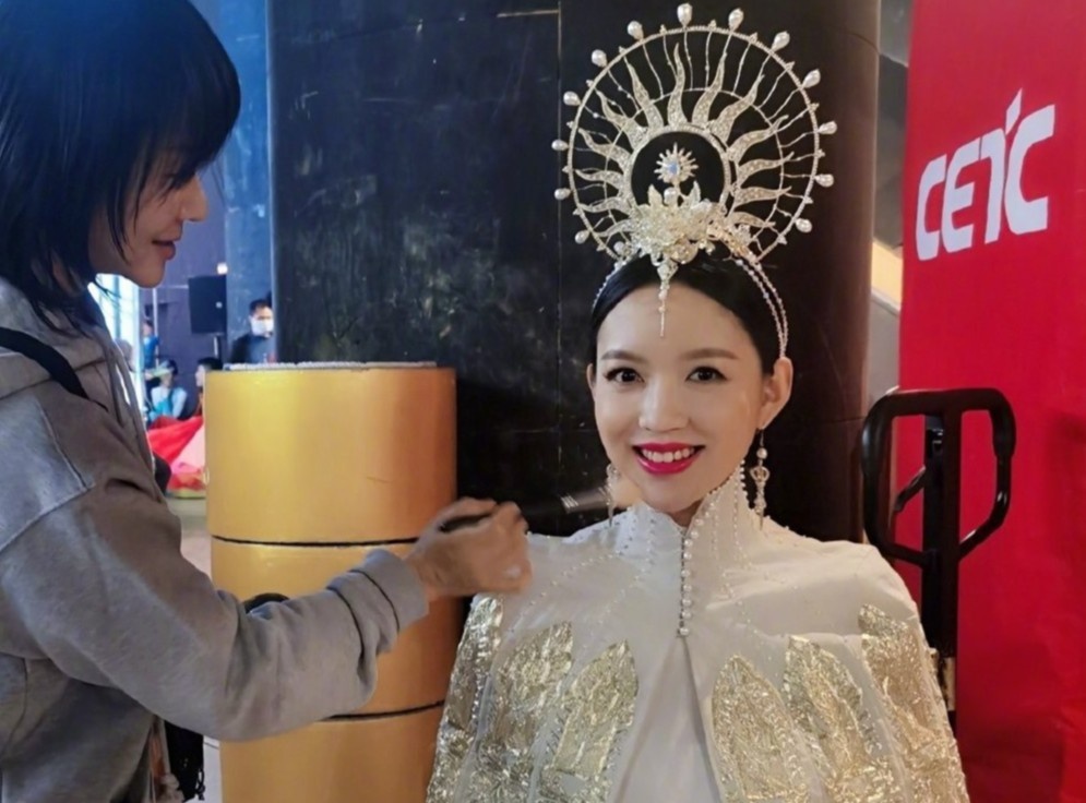 Truong Tu Lam dien le phuc nang 40 kg khi dang mang thai 6 thang hinh anh