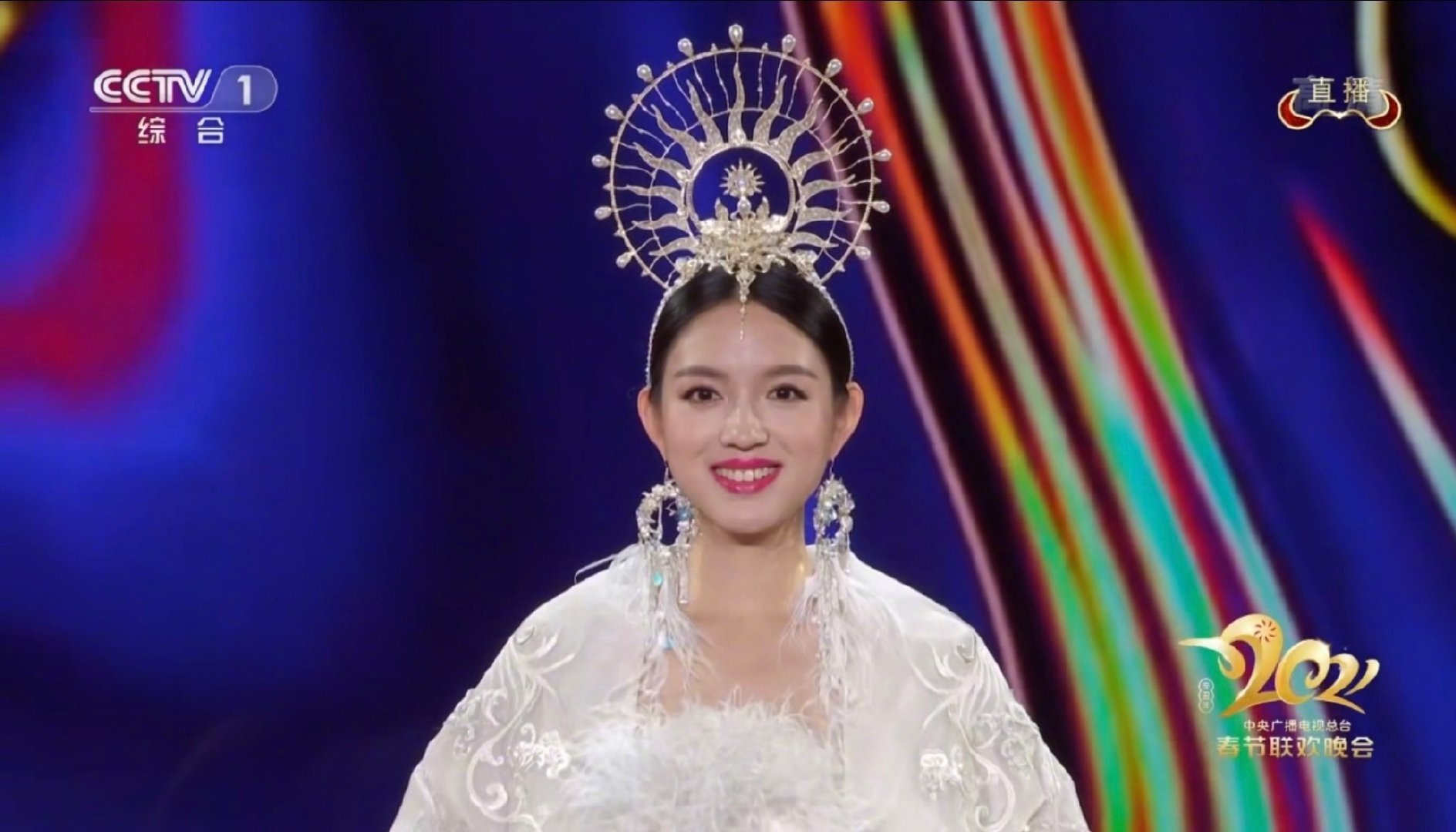 Truong Tu Lam dien le phuc nang 40 kg khi dang mang thai 6 thang anh 1