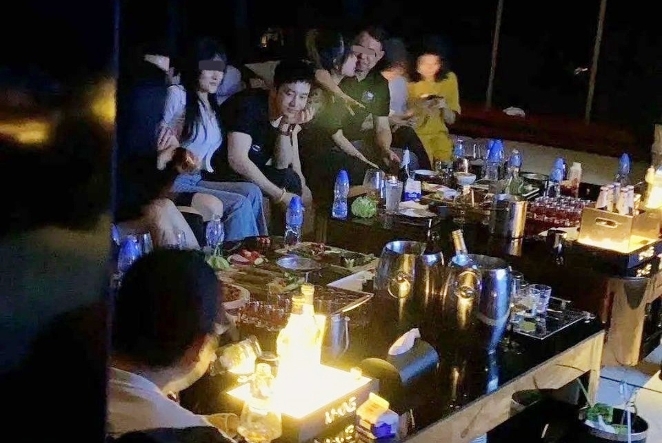 Huynh Hieu Minh len tieng ve anh di bar voi nhieu nguoi dep anh 1