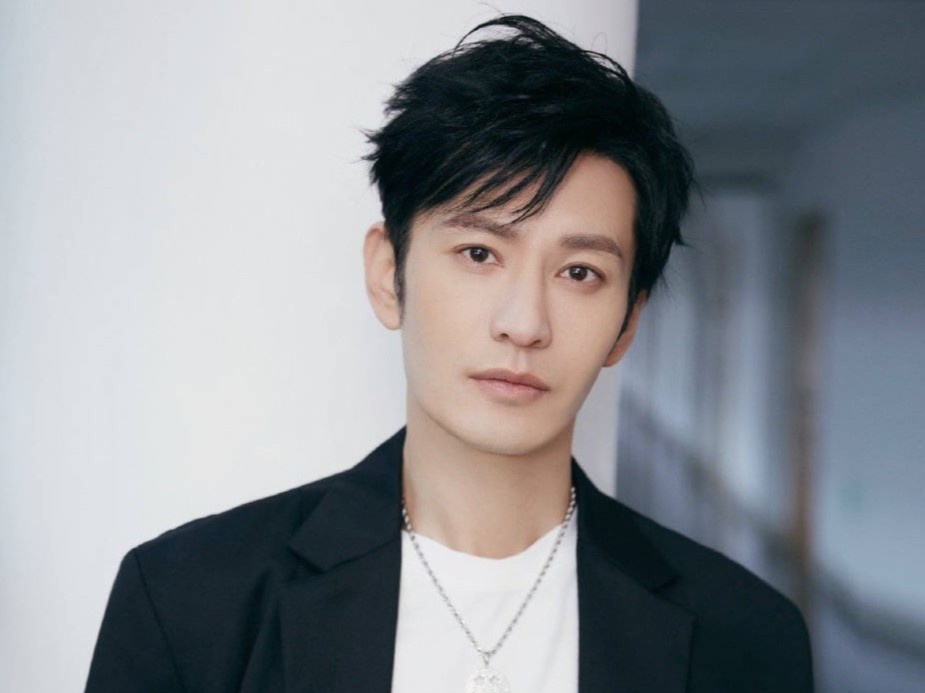 Huynh Hieu Minh len tieng ve anh di bar voi nhieu nguoi dep hinh anh