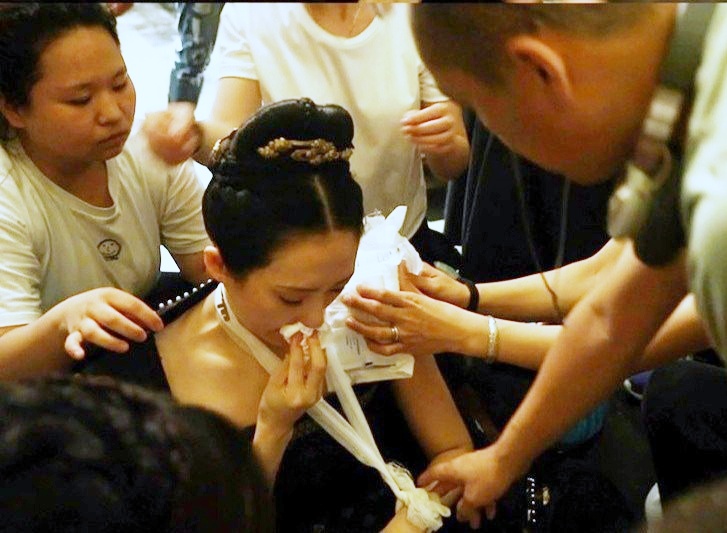 Chuong Tu Di bi thuong tren phim truong hinh anh