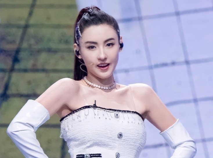 Man bieu dien bi che cua Truong Ba Chi tren song truyen hinh hinh anh