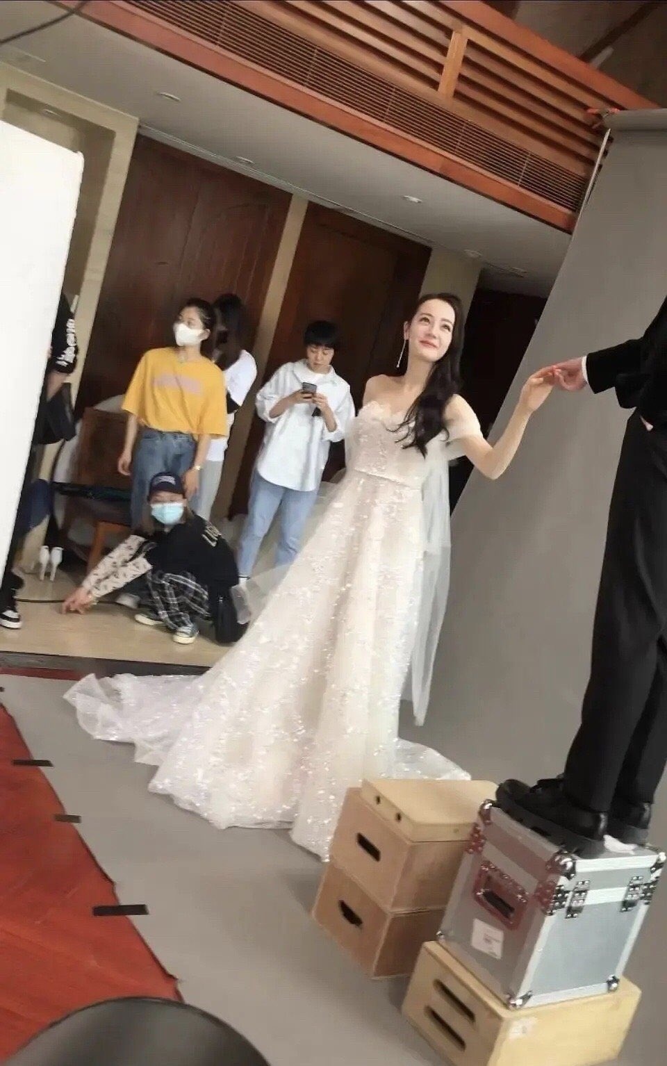 Tạo hình cô dâu của Địch Lệ Nhiệt Ba trong phim mới ảnh 1 Tao hinh co dau cua Dich Le Nhiet Ba trong phim moi anh 1