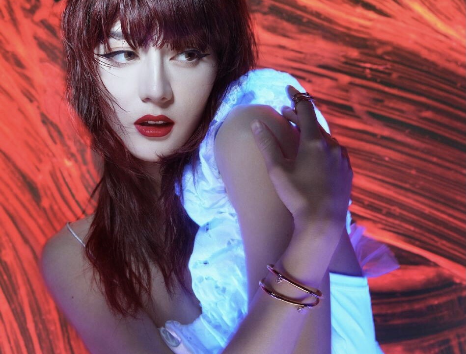 Dich Le Nhiet Ba khoe lung tran goi cam tren tap chi hinh anh