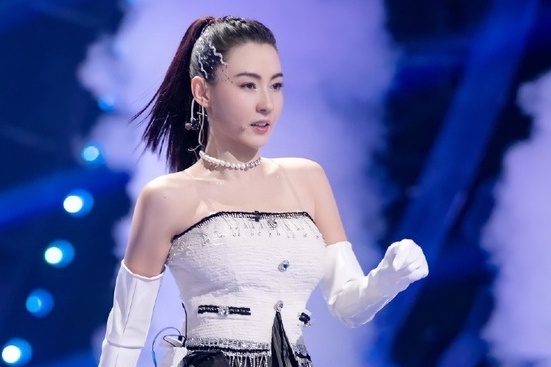 Truong Ba Chi nhay vu dieu hoa anh dao hinh anh