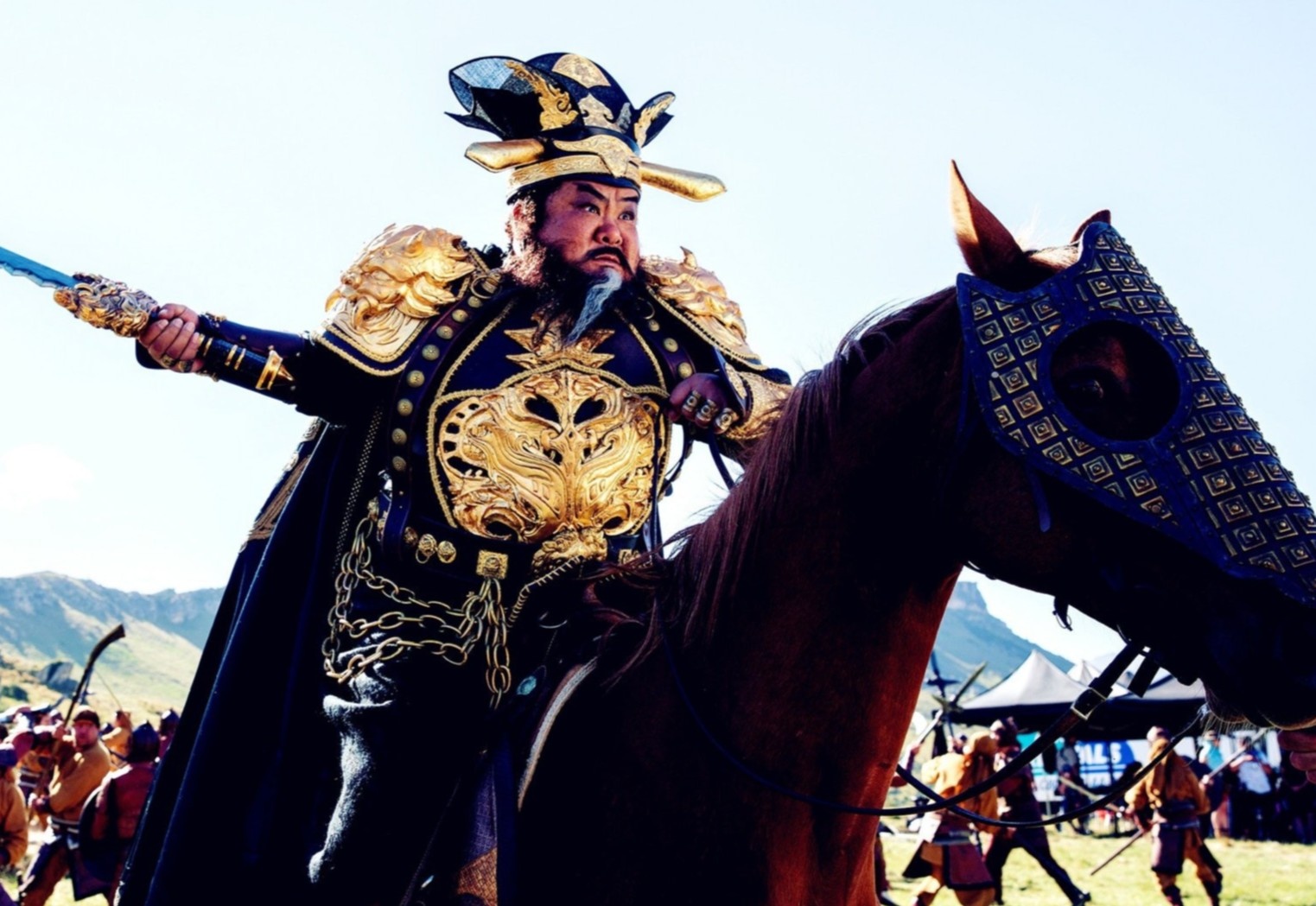 Tai tu mac ao giap ma vang khi dong vai Dong Trac o 'Dynasty Warriors' hinh anh