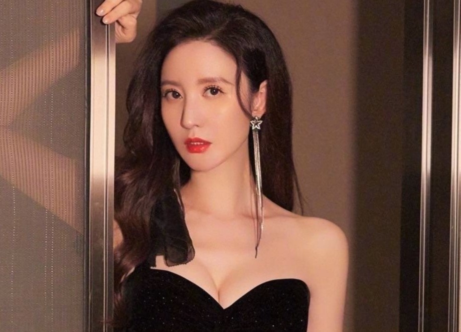 Hoa hau Truong Manh coi thuong nhan vien hinh anh