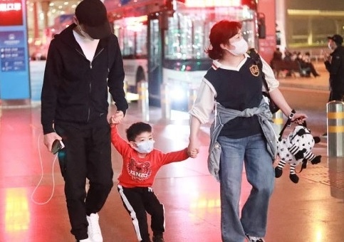 Con trai 4 tuoi cua cap sao 'Than dieu dai hiep' hinh anh