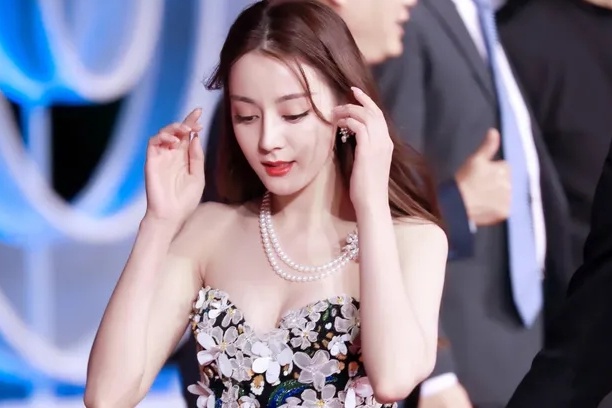 Phia sau man khoe dang tren tham do cua my nhan Trung Quoc hinh anh