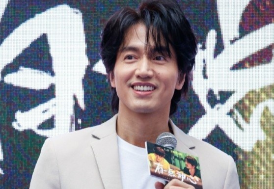 Ngoai hinh cua Ngon Thua Huc o tuoi 44 hinh anh