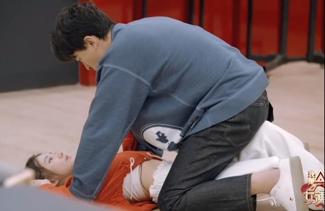 Show truyen hinh Trung Quoc bi chi trich vi canh phan cam hinh anh