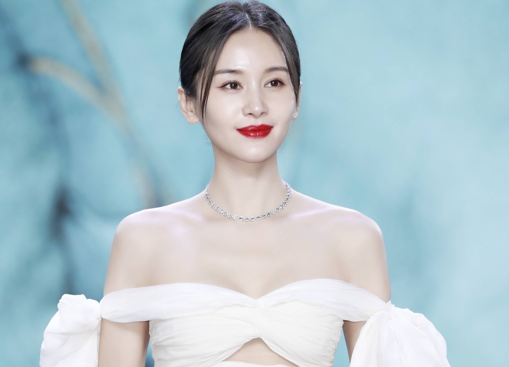 Tro ly quy goi di giay cho Vuong Tu Van hinh anh