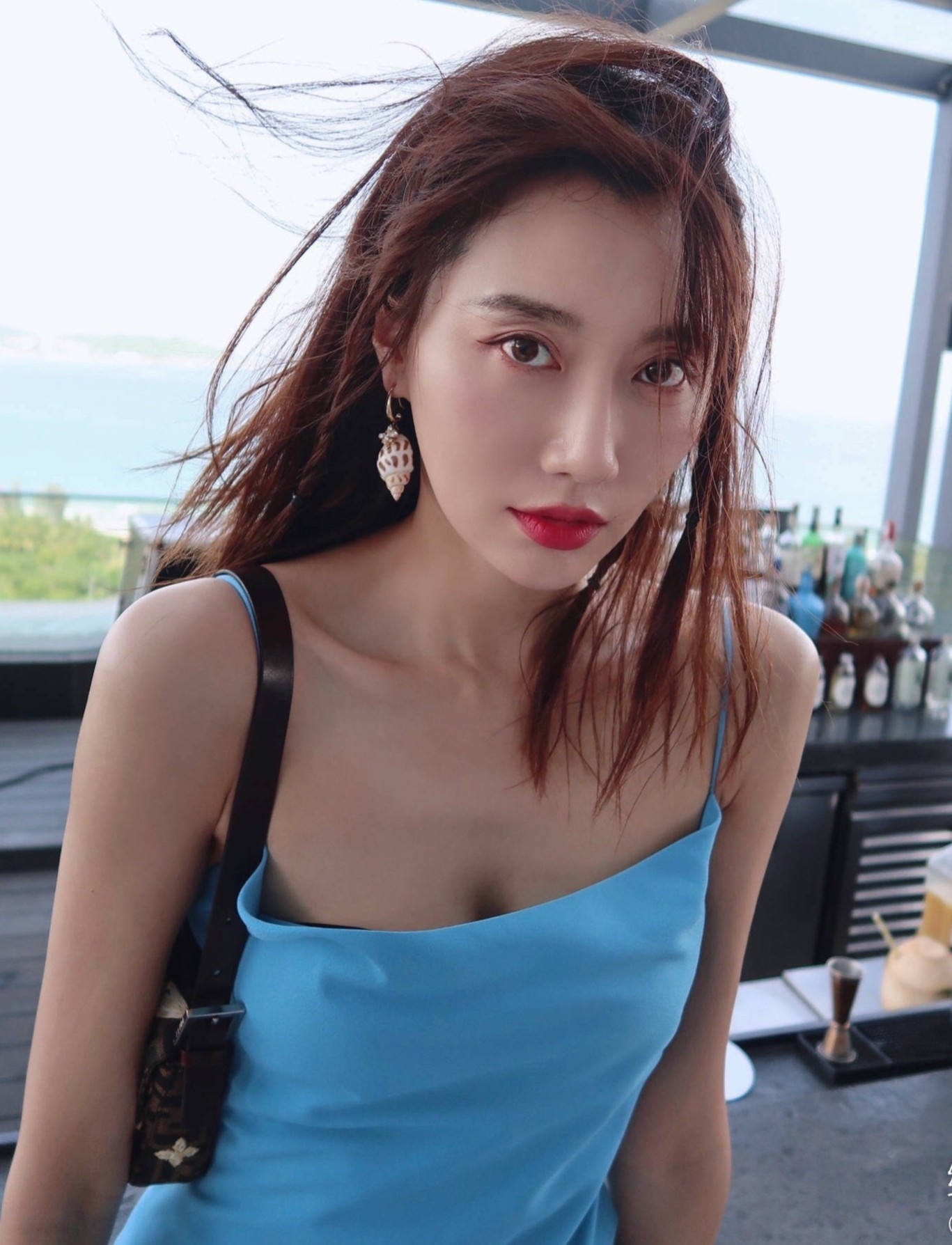 Nu MC Trung Quoc bi 'duoi' khoi tham do vi lan at nhieu minh tinh anh 7