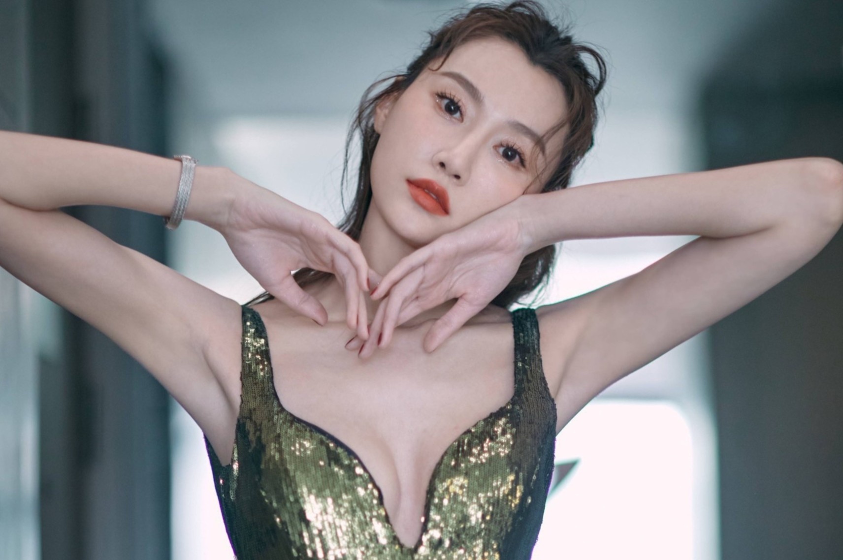 Nu MC Trung Quoc phai roi tham do vi lan at nhieu minh tinh hinh anh