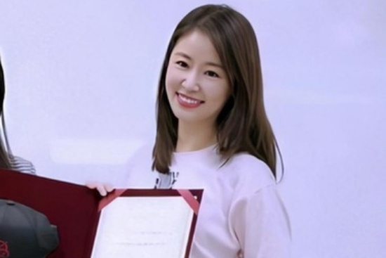 Lam Tam Nhu gay tranh cai khi co bang thac si o tuoi 45 hinh anh