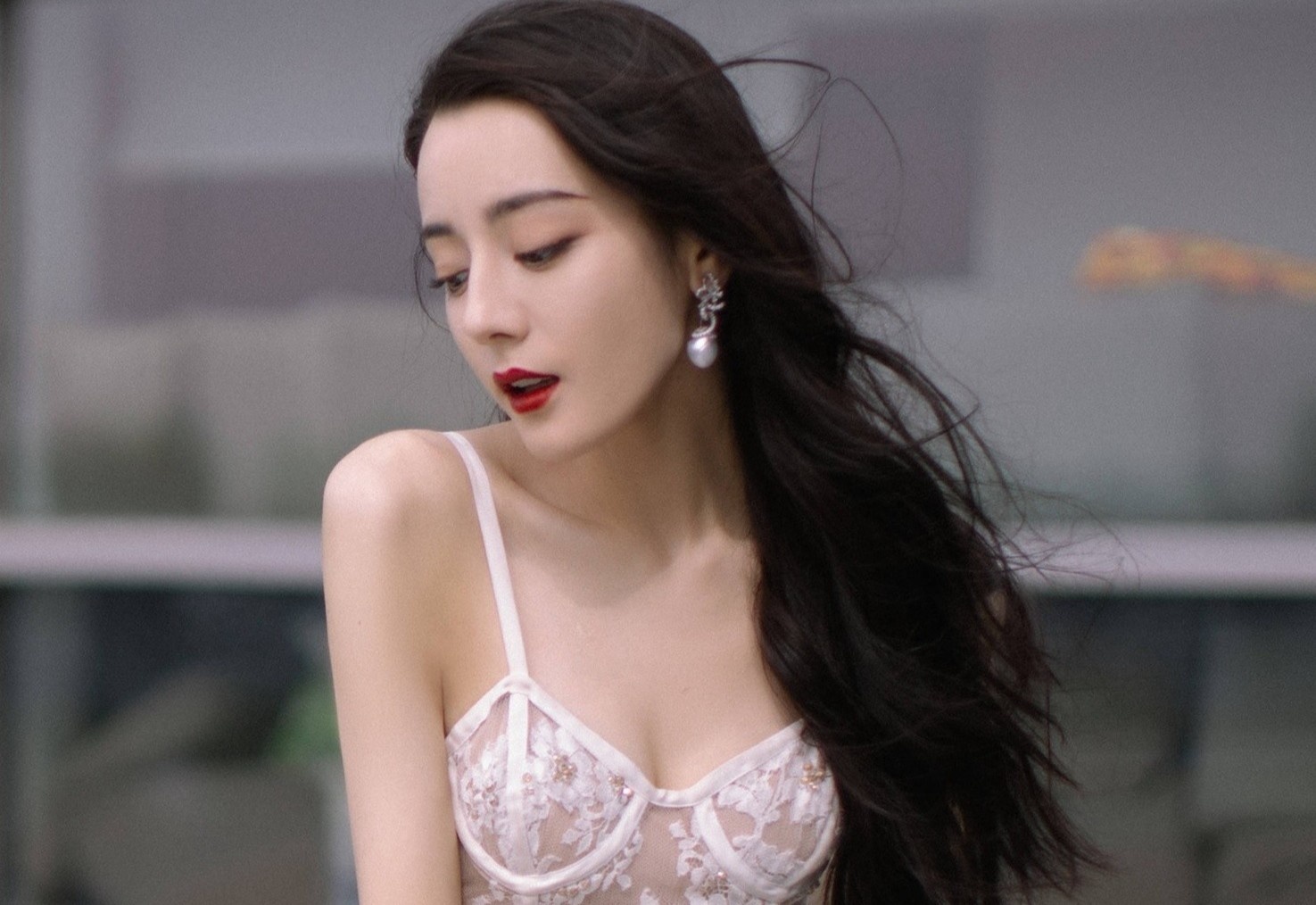 Dich Le Nhiet Ba va Ho Bang Khanh gap su co trang phuc hinh anh