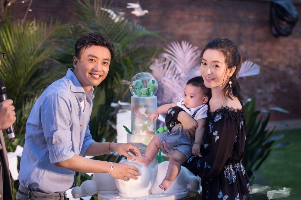 Cap sao 'Tan Hoan Chau cach cach' len tieng ve tin ly hon anh 1