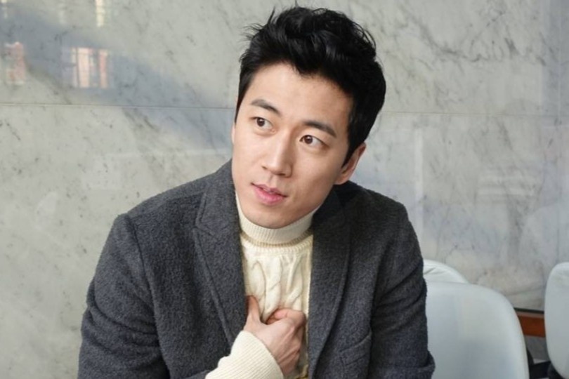 Nam ca si Han Quoc ket hon voi ban gai stylist hinh anh