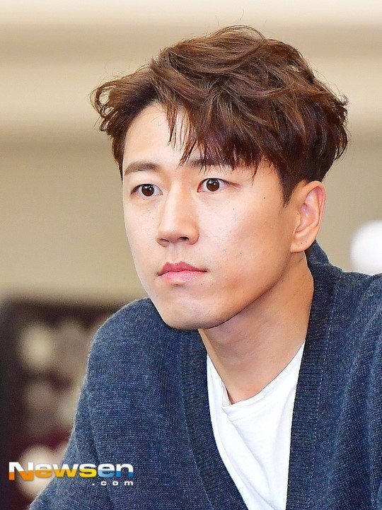 Nam ca sĩ Hàn Quốc kết hôn với bạn gái stylist ảnh 1 Nam ca si Han Quoc ket hon voi ban gai stylist anh 1
