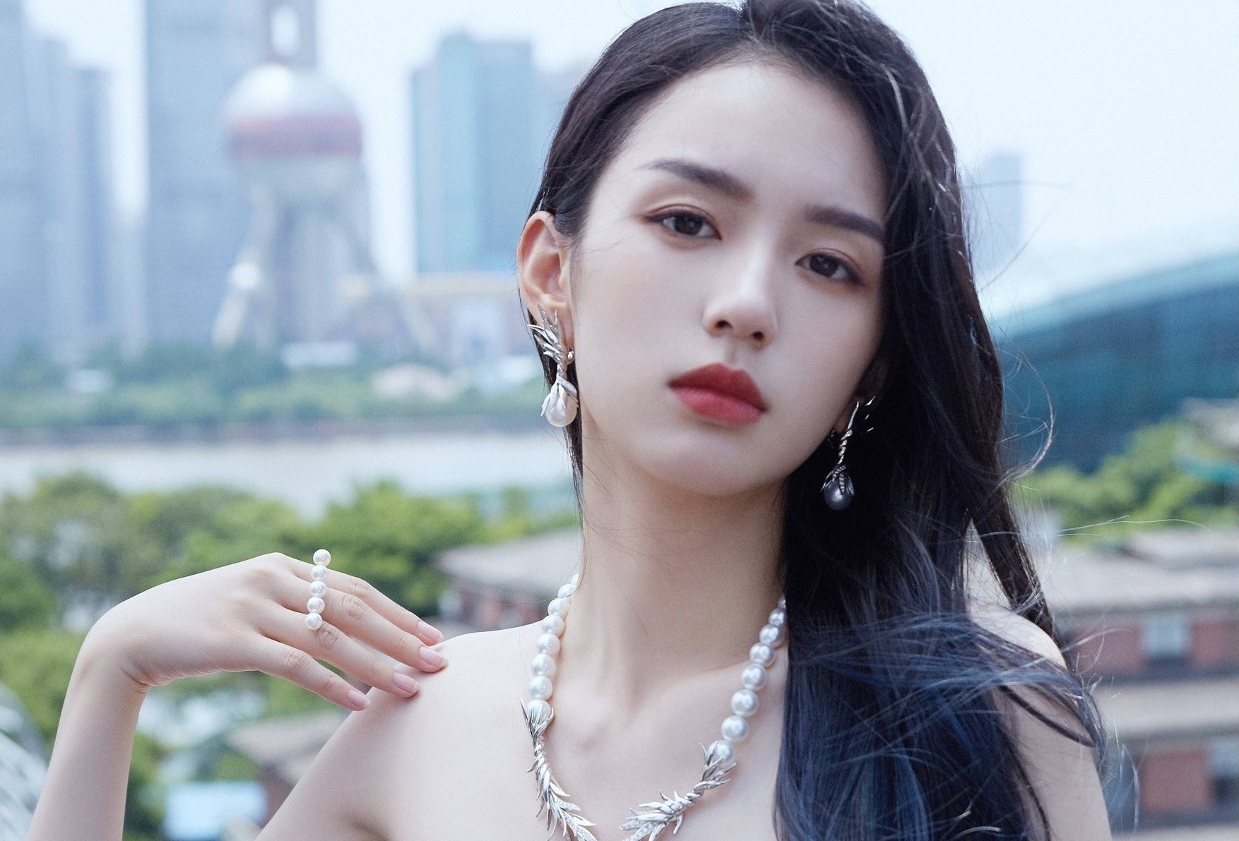 Canh Diem va dan minh tinh Hoa ngu tren tham do hinh anh
