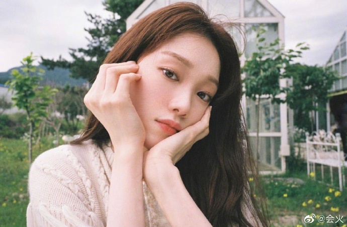 Thực hư tin Lee Sung Kyung hẹn hò rapper Loco ảnh 1 Thuc hu tin Lee Sung Kyung hen ho rapper Loco anh 1