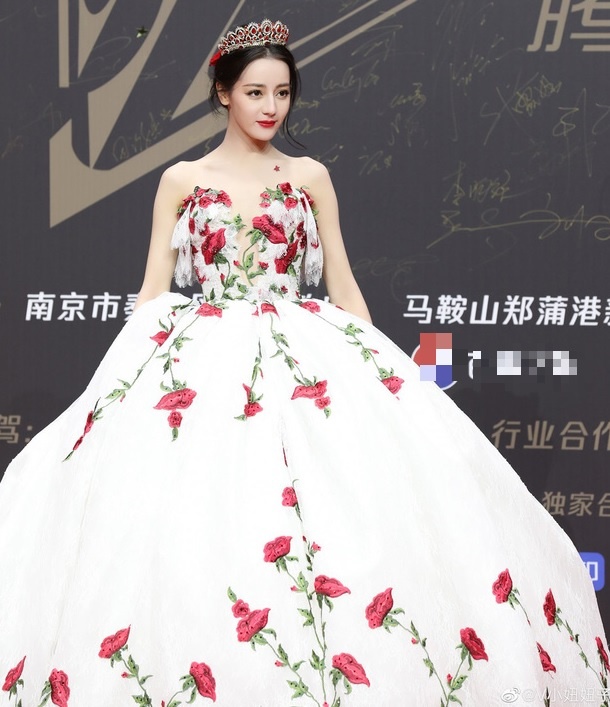 Thoi thieu nu cua Dich Le Nhiet Ba anh 11