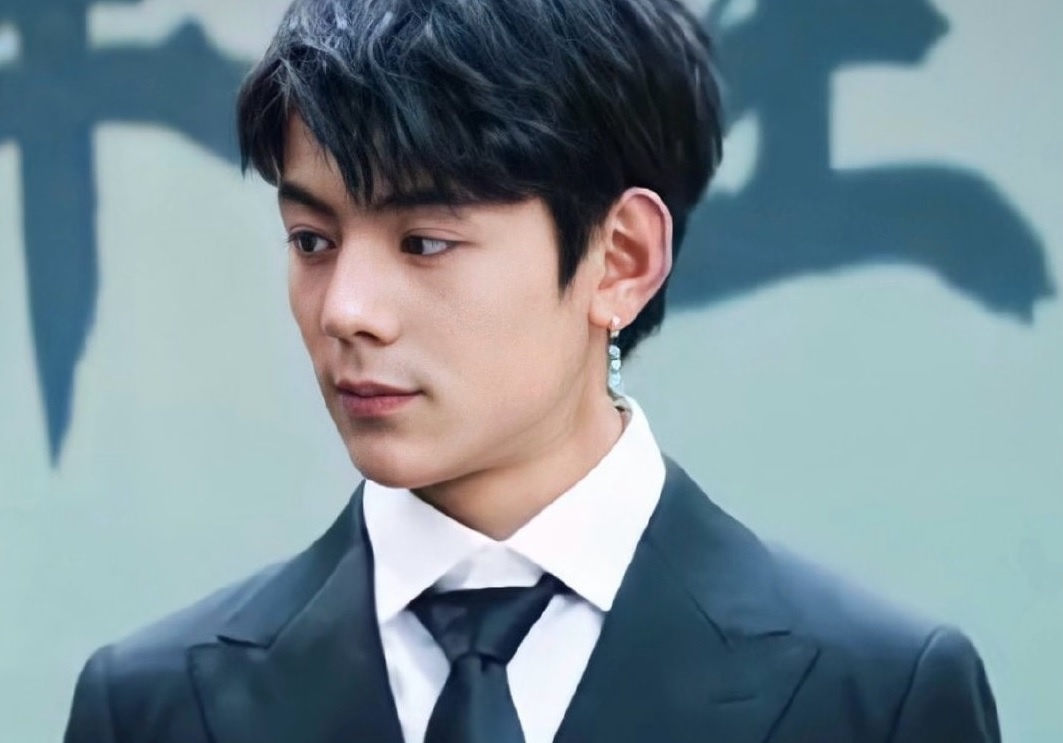 Chang trai chan bo nguoi Tay Tang quay show cung Huynh Hieu Minh hinh anh