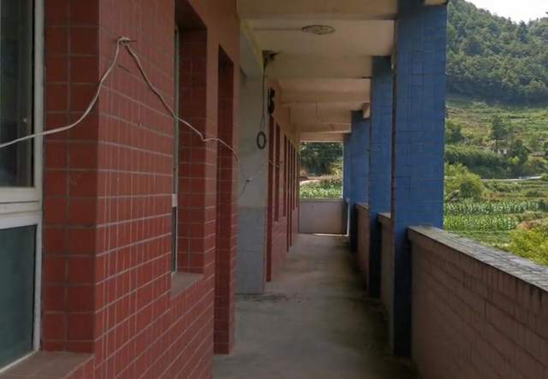 Truong hoc Co Thien Lac xay dung bi bo hoang anh 2