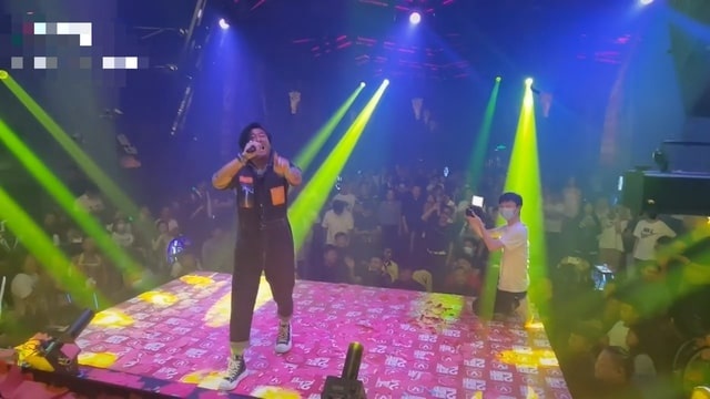 Quach Tinh Ton Hung hat quan bar anh 1