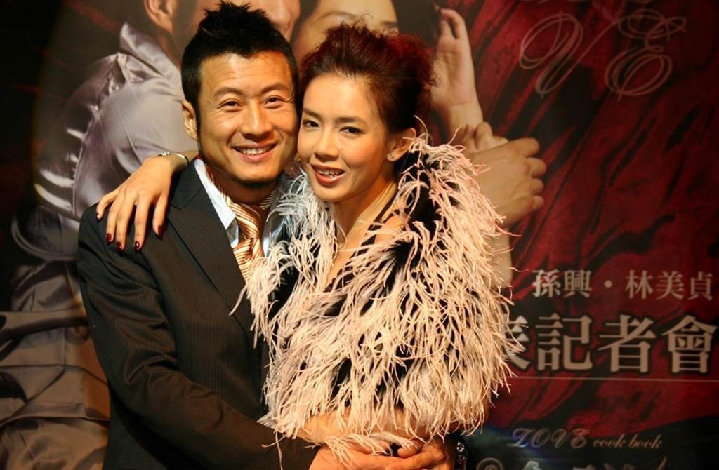 Quách Tĩnh Tôn Hưng hát quán bar ảnh 3 Quach Tinh Ton Hung hat quan bar anh 3