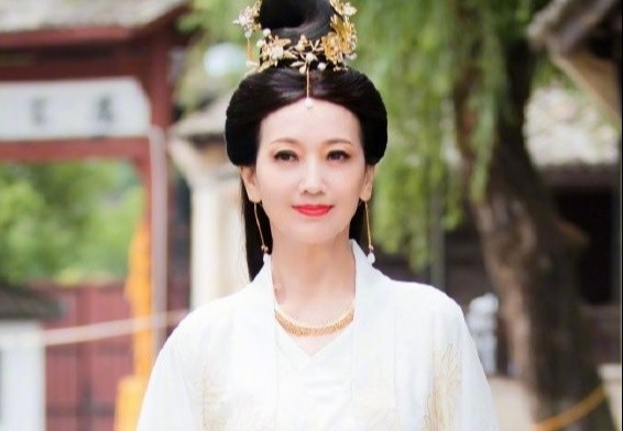 Trieu Nha Chi dien Bach Xa o tuoi 67 hinh anh