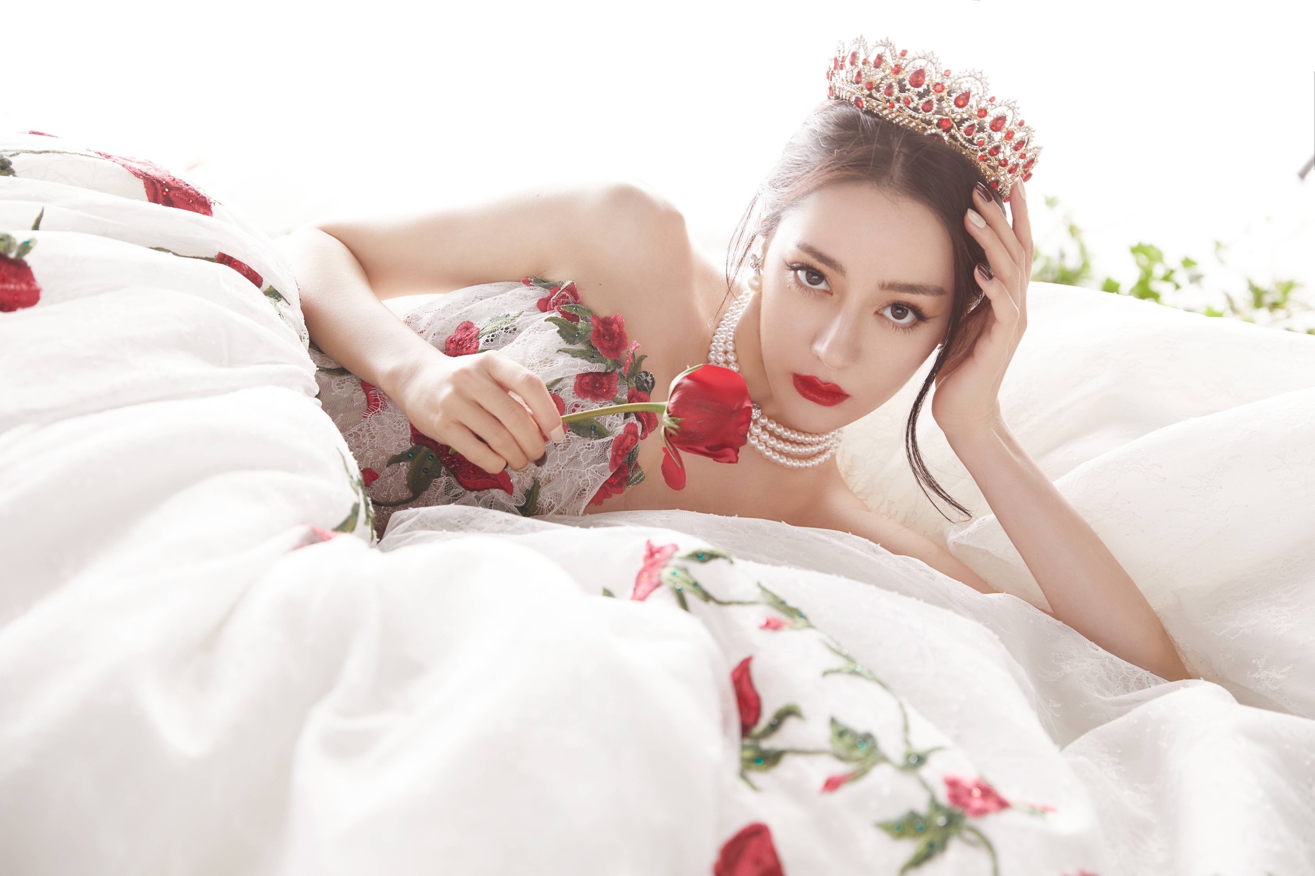 Ganh nang cua Dich Le Nhiet Ba anh 1