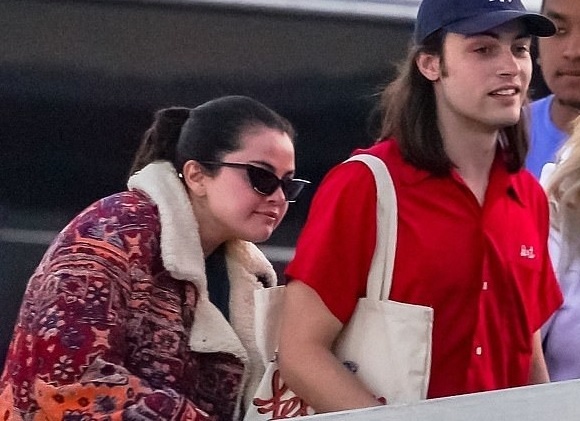 Selena Gomez di nghi voi ban be hinh anh