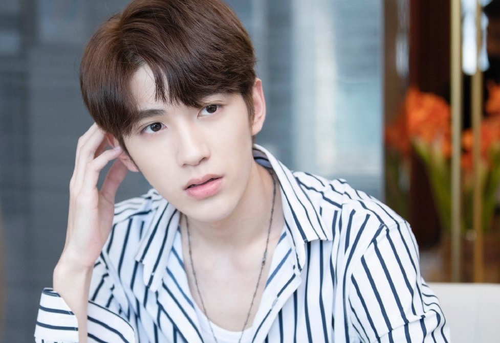 Nam than tuong Trung Quoc lam thu ngan kiem song hinh anh