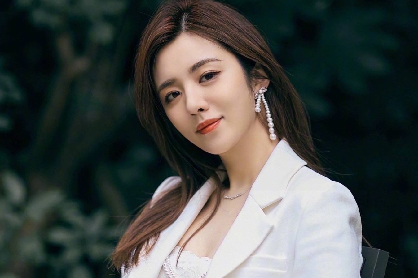 Nhan sac nguoi dep vuong tin cuoi Ho Ca hinh anh