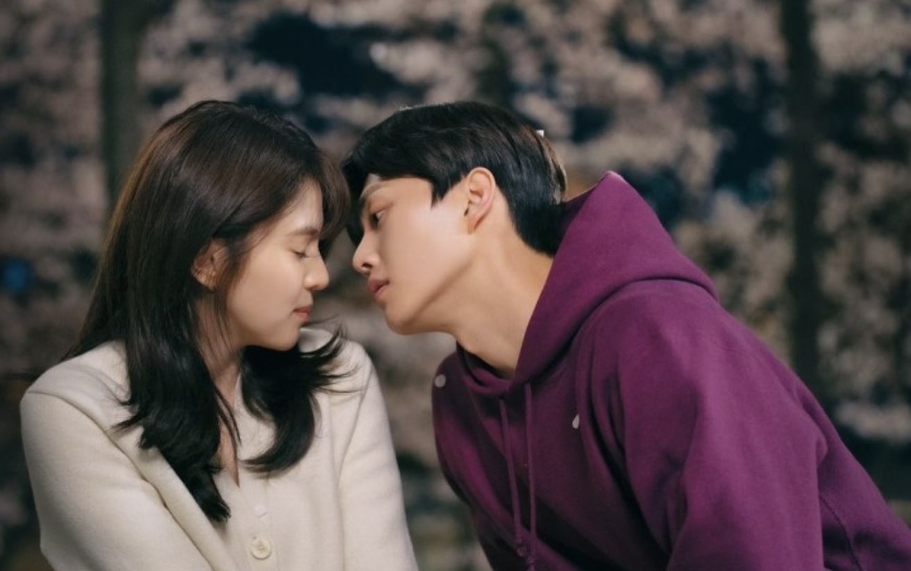 Cảnh tình cảm giữa Han So Hee và Song Kang ảnh 2 Canh tinh cam giua Han So Hee va Song Kang anh 2